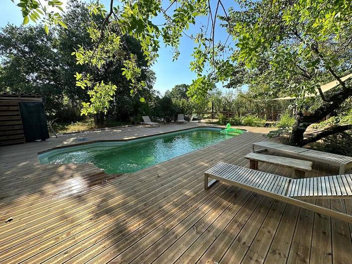 Location de vacances pour 6 personnes, avec Terrasse ainsi que Jardin et Piscine à Viols-en-Laval