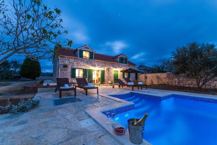 Villa für 8 Personen, mit Garten und Pool in Privlaka