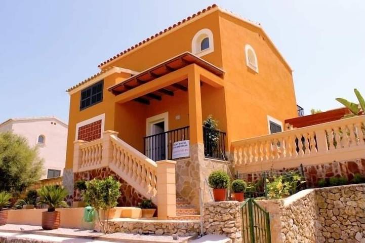 Villa pour 6 personnes, avec Balcon ainsi que Jardin et Piscine à Cala Romantica