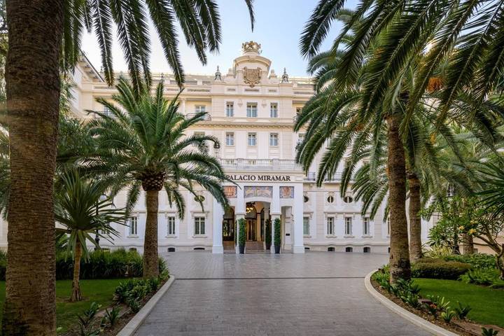 Hôtel pour 10 personnes, avec Jacuzzi et Terrasse ainsi que Jardin et Piscine