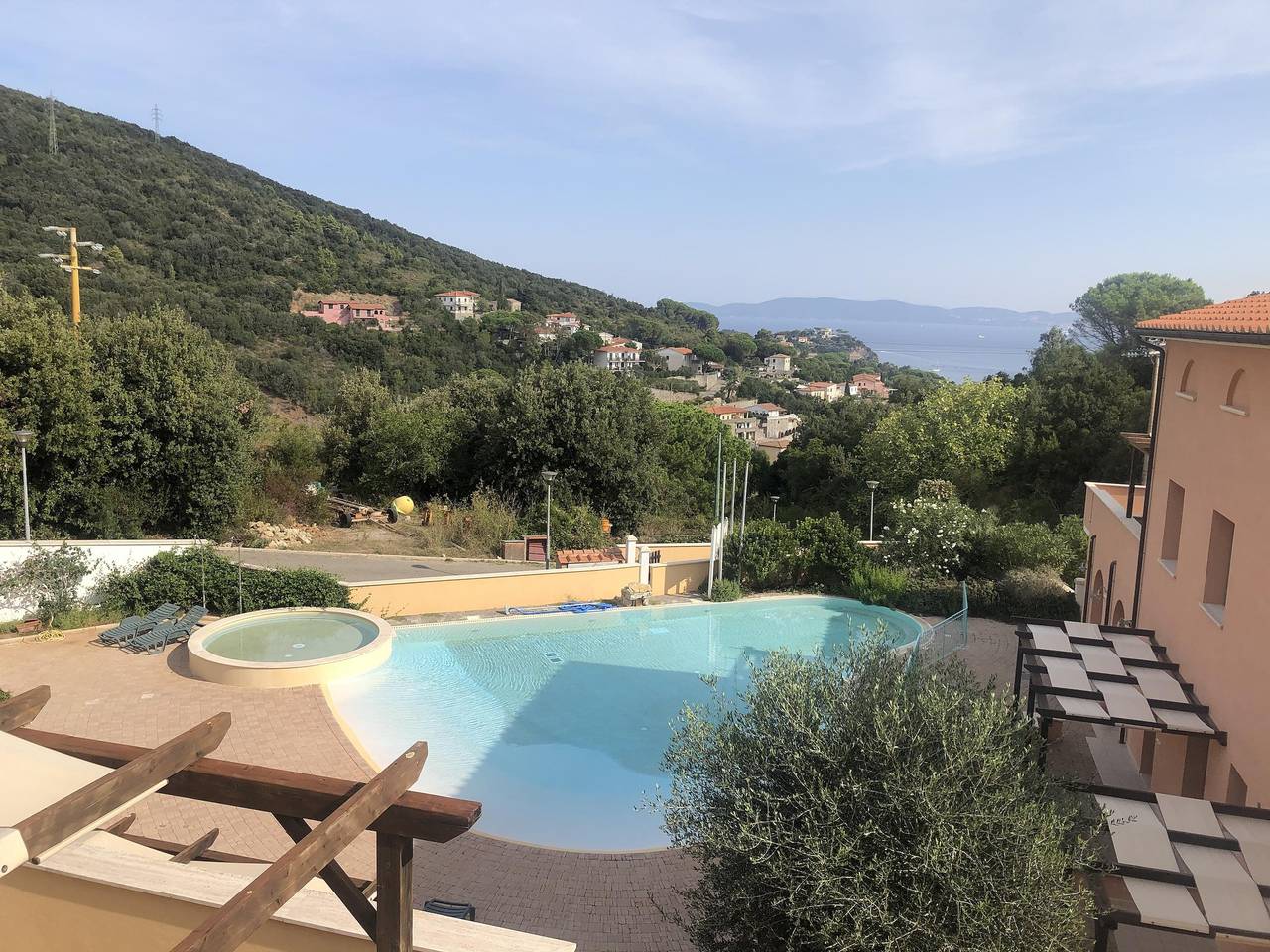 Appartamento intero, Appartamento La Pergola al Cavo 15 vicino alla spiaggia con piscina condivisa e Wi-Fi in Cavo, Isola d'Elba