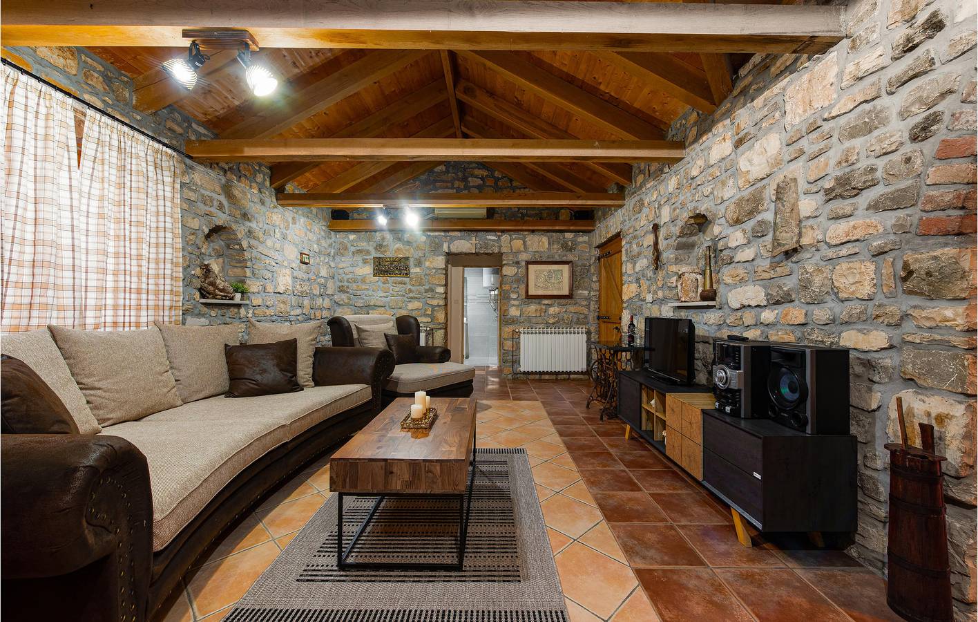 Spacieux appartement de 135 m² avec piscine, terrasse, Wi-Fi et parking in Poličnik, Région de Zadar