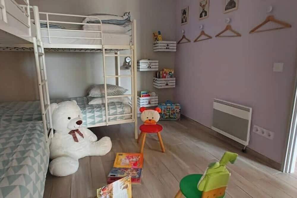Nice A-C apartment for 6 between the sea and the mountain in Le Rouret, Mediterranean Coast (France)