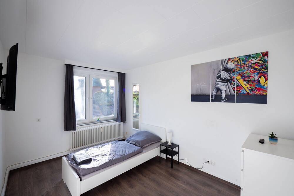Ganze Wohnung, Monteurwohnung für 8 Personen in Gülzow – Wlan, Aufenthaltsraum, Parkplatz, Nähe Hamburg in Gülzow, Kreis Herzogtum Lauenburg