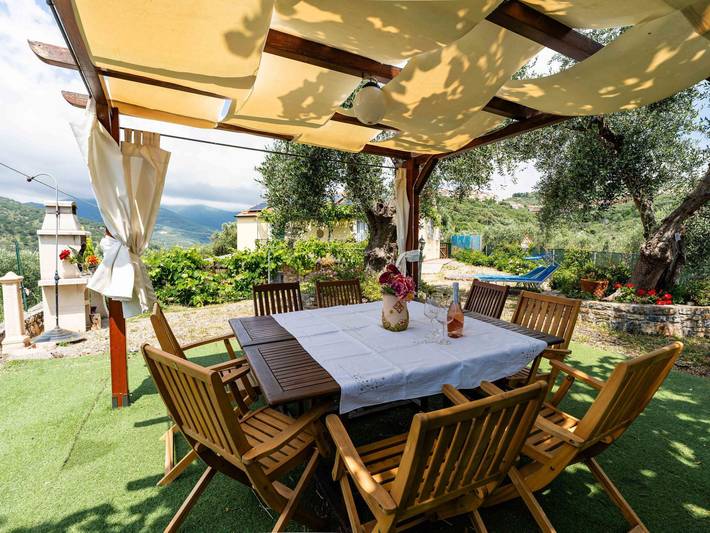 Ferienwohnung für 6 Personen, mit Terrasse und Garten sowie Ausblick in Civezza