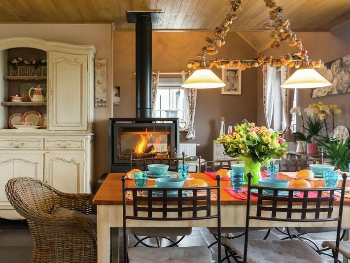 Location de vacances pour 8 personnes, avec jardin ainsi que sauna et terrasse à Doische