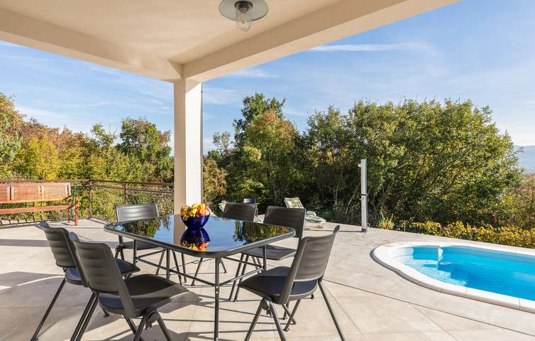 Sonniges Apartment mit Pool und Parkplatz – WLAN inklusive in Dalmatinisches Zagora