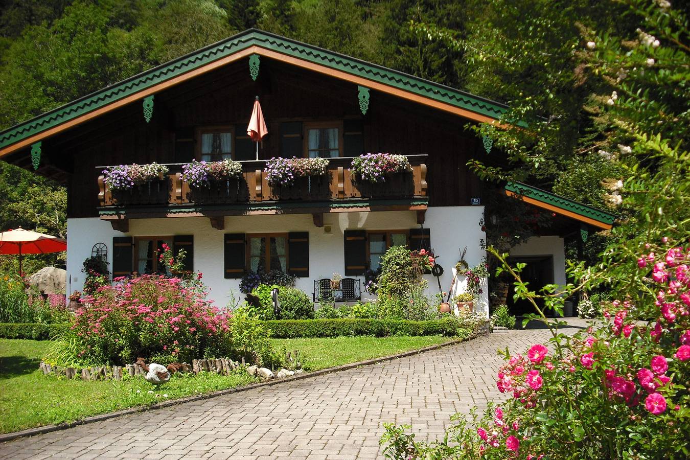 Geheel vakantieappartement, Ferienwohnung Hinterreiter inkl. Chiemgaukarte - Holiday flat at the fairytale forest 48sqm, balcony, 1 bedroom a. 1 bed-sit room in Ruhpolding, Beierse Alpen