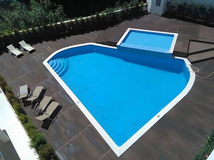 Appartement entier, Appartement 'T1 Garden Hill' avec piscine partagée, Wi-Fi et climatisation in Albufeira e Olhos de Água, District de Faro