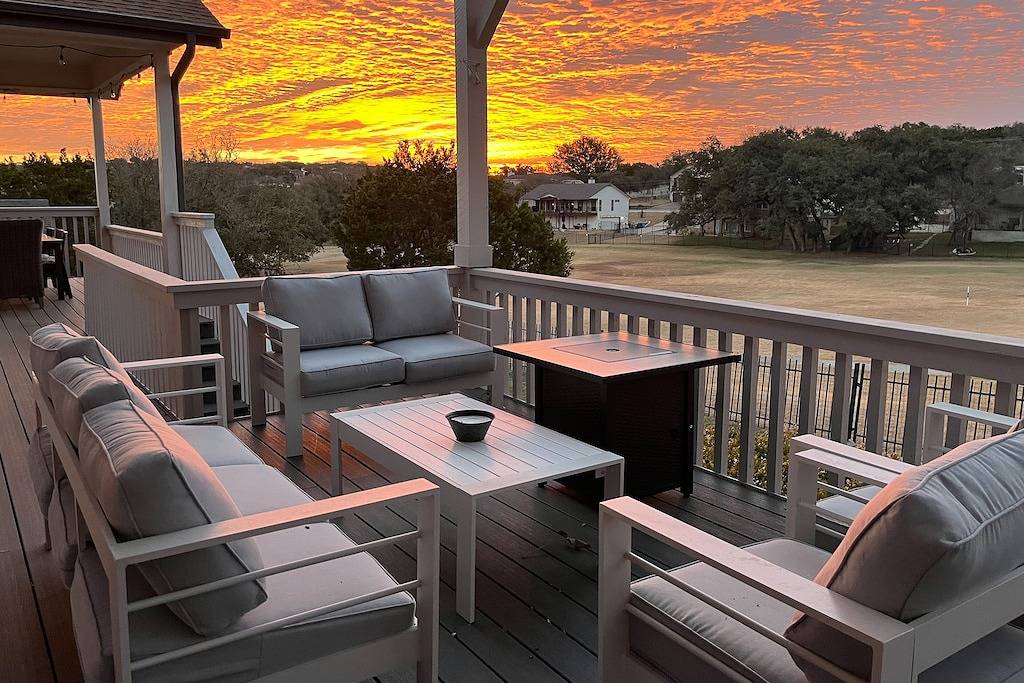 Lake home on golf course with sunset-view deck, tennis - deer sightings in Lago Vista, Lake Travis