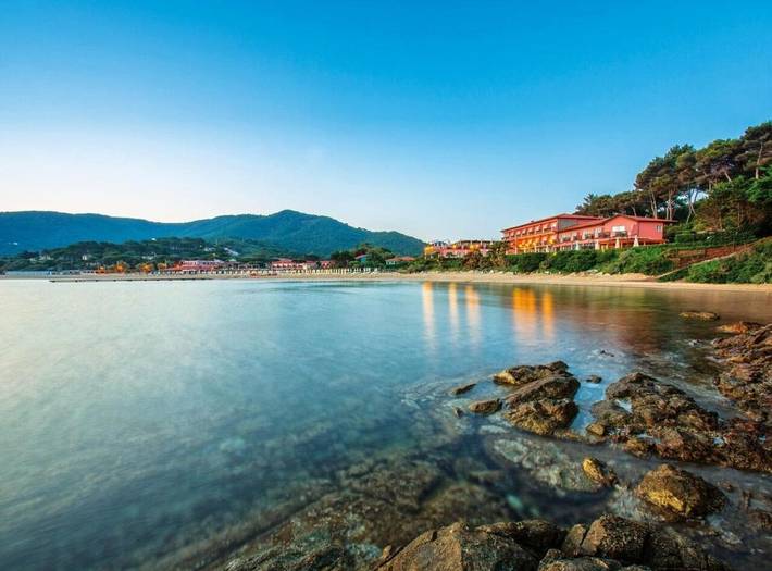 Appartamento per 2 persone, con giardino e piscina nonché sauna e idromassaggio in Procchio