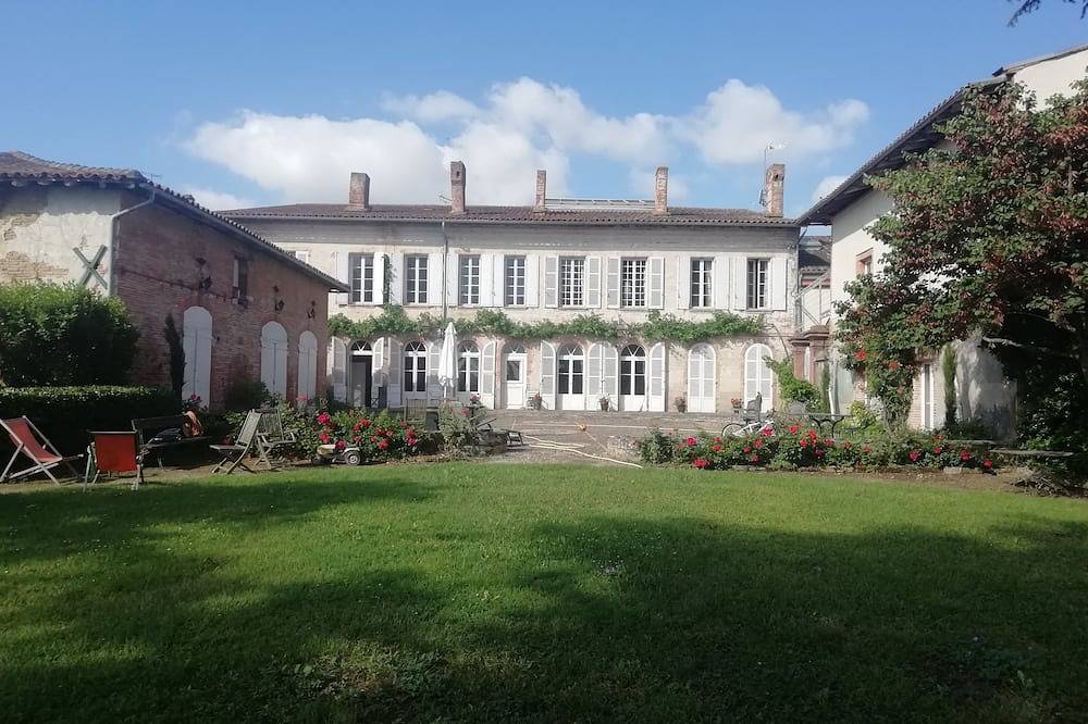 18th century manor house with swimming pool 15 minutes from Toulouse towards Carcassonne in Montgiscard, Lauragais