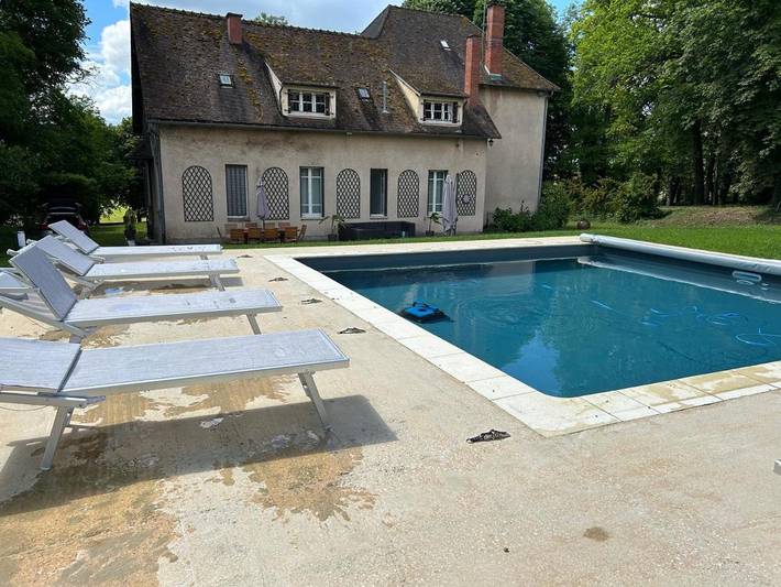 Gîte pour 15 personnes, avec jardin ainsi que vue et piscine à Coulanges-sur-Yonne