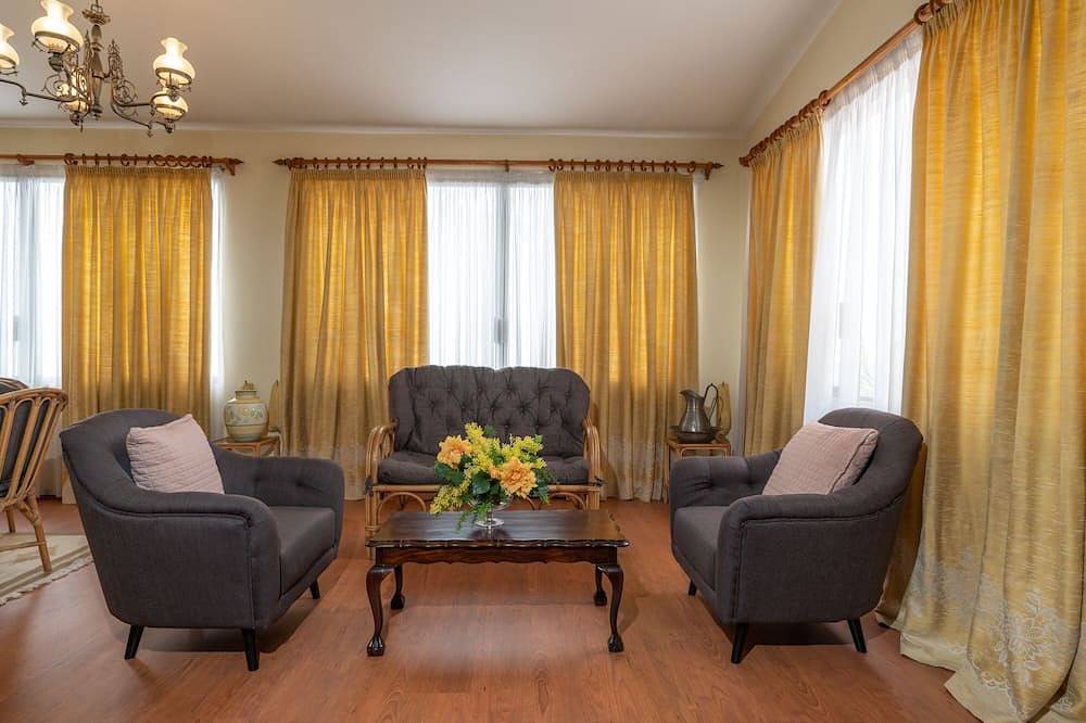 Una espaciosa casa para familiares y amigos con vistas a la bahía de Funchal. in São Gonçalo, Isla de Madeira