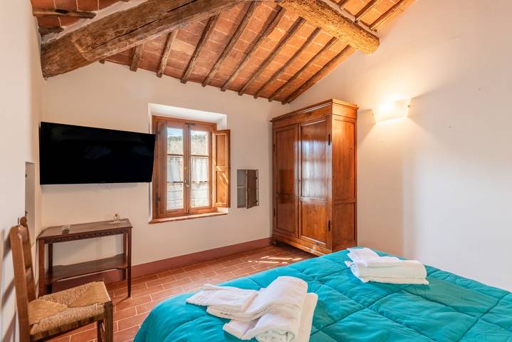 Stanza Bareto – Agriturismo la Taverna di Celsa with Shared Pool in Sovicille, Chianti