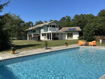 Gîte pour 8 personnes, avec terrasse ainsi que jardin et piscine à Rivière-Saas-et-Gourby