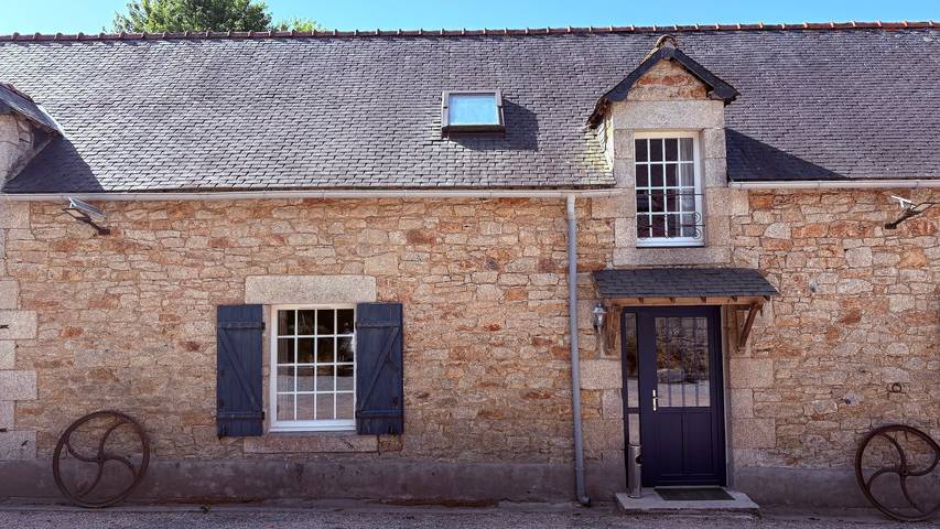 Petite house 'L'épicerie' with shared pool, shared terrace and Wi-Fi in Cléguérec, Pontivy region