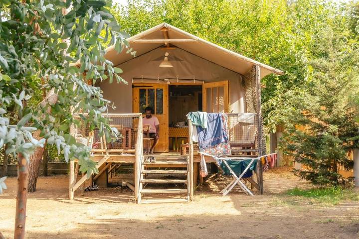 Location de vacances pour 5 personnes, avec Terrasse ainsi que Jardin et Piscine dans Plage de Tenutella