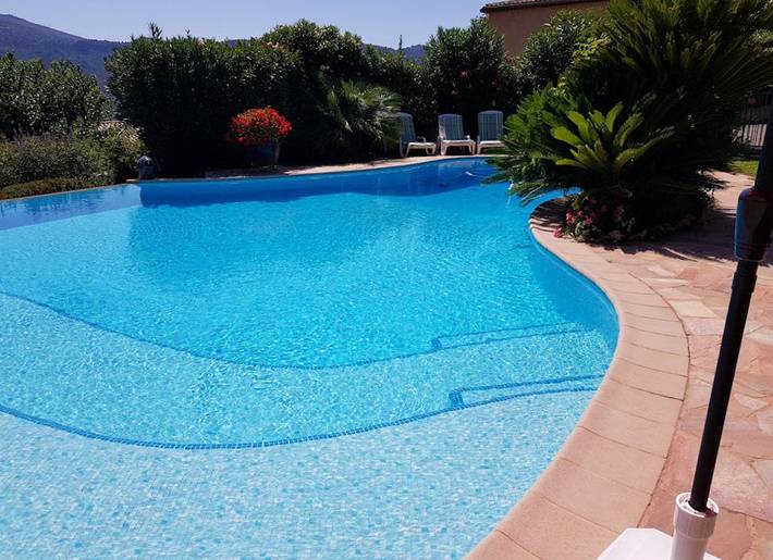 Gîte pour 4 personnes, avec jardin ainsi que piscine et terrasse