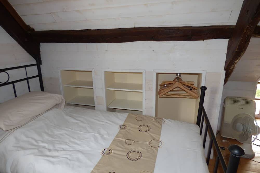 Stunning Brittany cottage right on the bank of the River Vilaine. in Guipry, Región de Redon