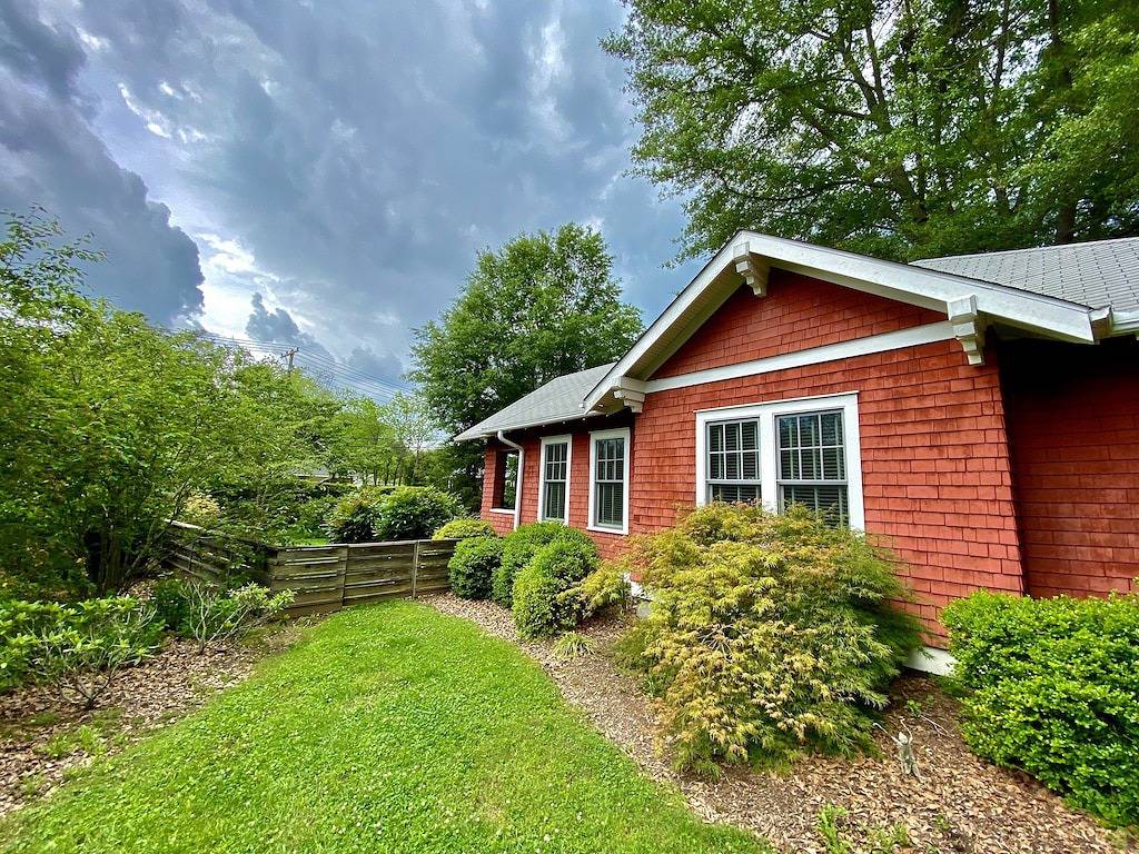 Deluxe Downtown Bungalow - fenced in yard, pet friendly. in Brevard, Transylvania County