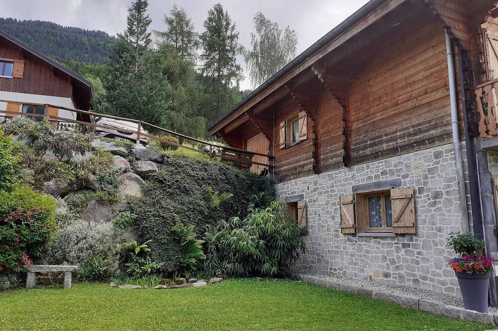 Entire apartment, Traditional plank Savoyard Chalet in Les Villards-sur-Thônes, Annecy region