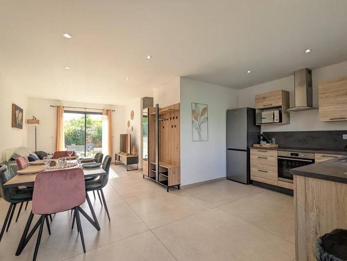 Gîte pour 6 personnes, avec terrasse à Jons - 4