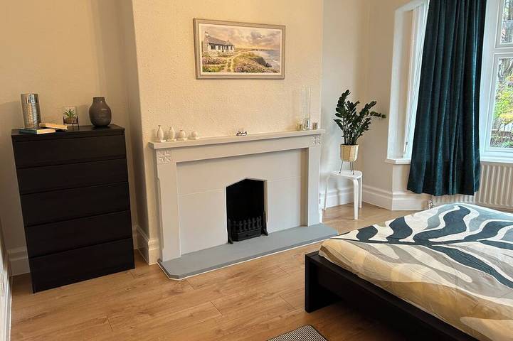 Bella's Beach House - less than 100m from the seafront in Whitley Bay! in Whitley Bay, North Tyneside