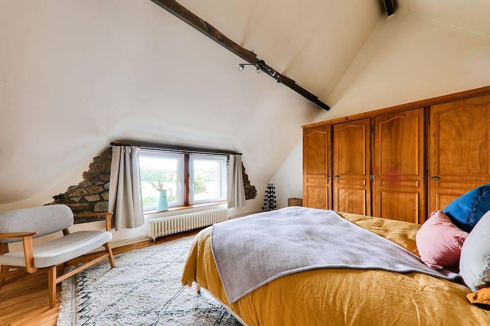 Breton cottage with garden, Gulf of Morbihan in Plougoumelen, Côte des Mégalithes