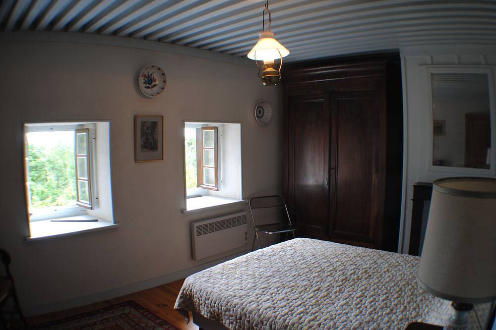 Maison campagnarde ,parc clôturé,altitude 1025m in Saint-Pierre-la-Bourlhonne, Région d'Ambert