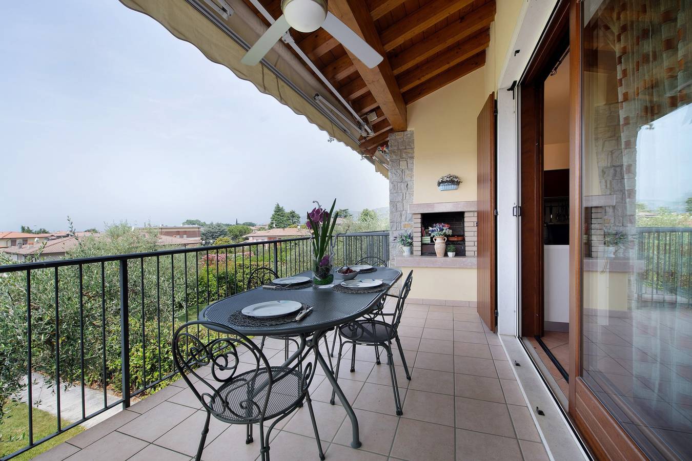 Geheel appartement, Appartement 'Bardolino Home and Pool' met uitzicht op het meer, Wi-Fi en airconditioning in Bardolino, Garda Bergen
