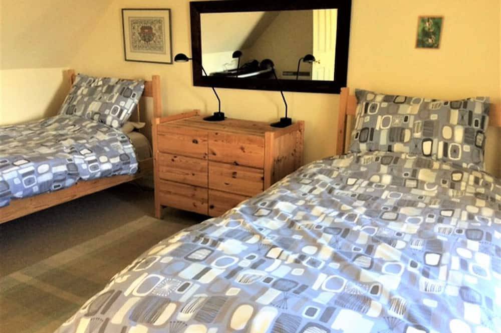 Traditionelles Steinhäuschen in der schönen Landschaft nahe der Küste, moderner Innenraum in Highlands