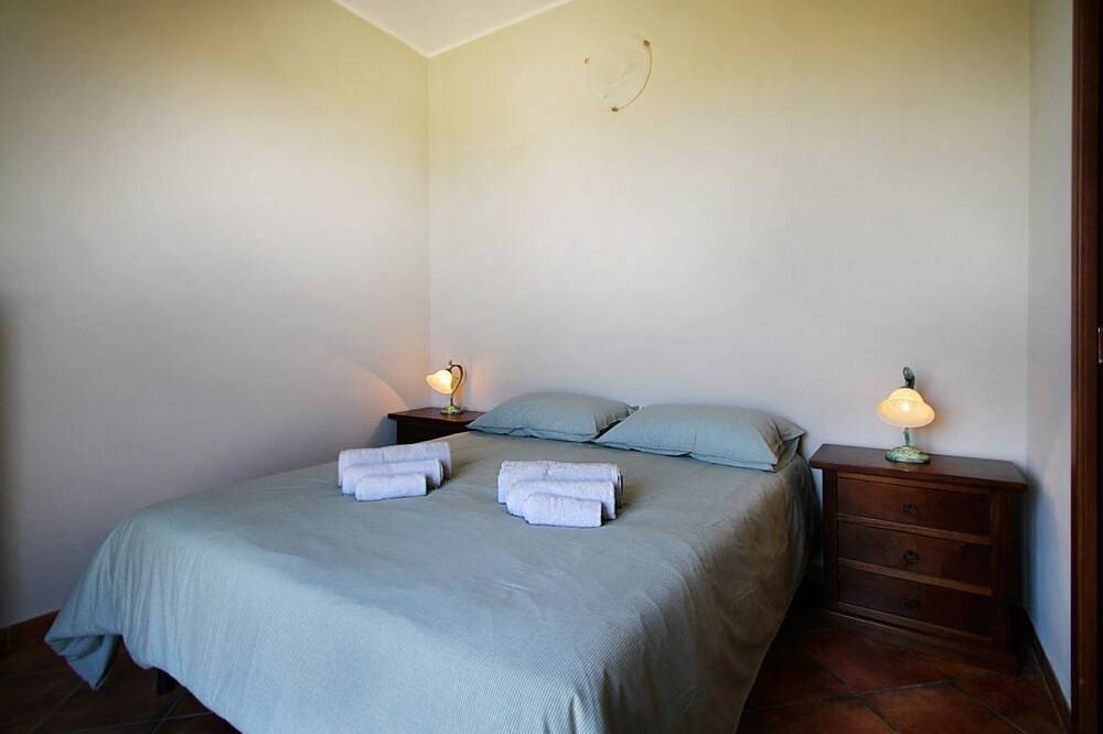 Apartamento inteiro, Il Giardino al Mare di Anna is an apartment located on the third and top floor of an old manor house, surrounded by the countryside of the Piana di Caronia and just a few steps from the sea.The apartment features a spacious kitchen-living area with a sof in Caronia, Messina (província)