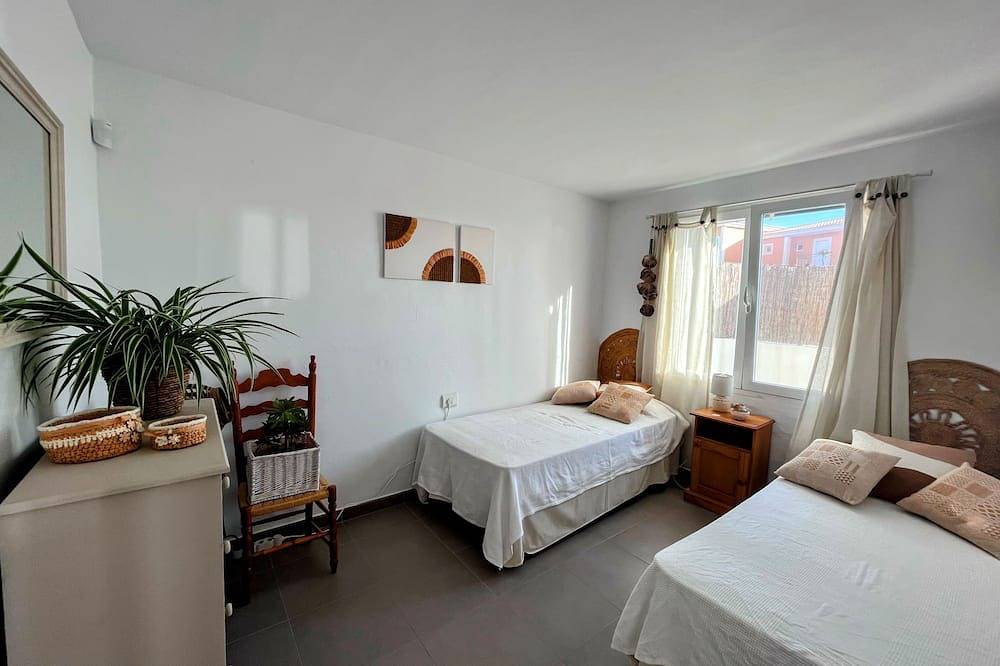 Ideal family home, 100 m walk from the beach, all shops and activities. in Punta Prima, Sant Lluís