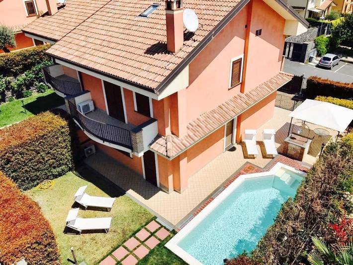 Casa vacanza per 16 persone, con Balcone e Terrazza nonché Giardino e Piscina a Trecastagni