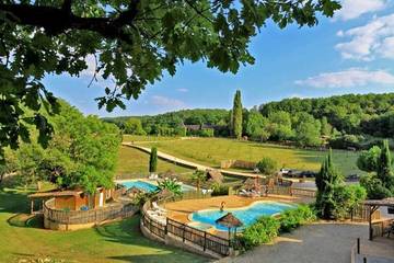 Parc de vacances pour 4 personnes, avec vue ainsi que jardin et piscine, adapté aux familles à Saint-Amand-de-Coly