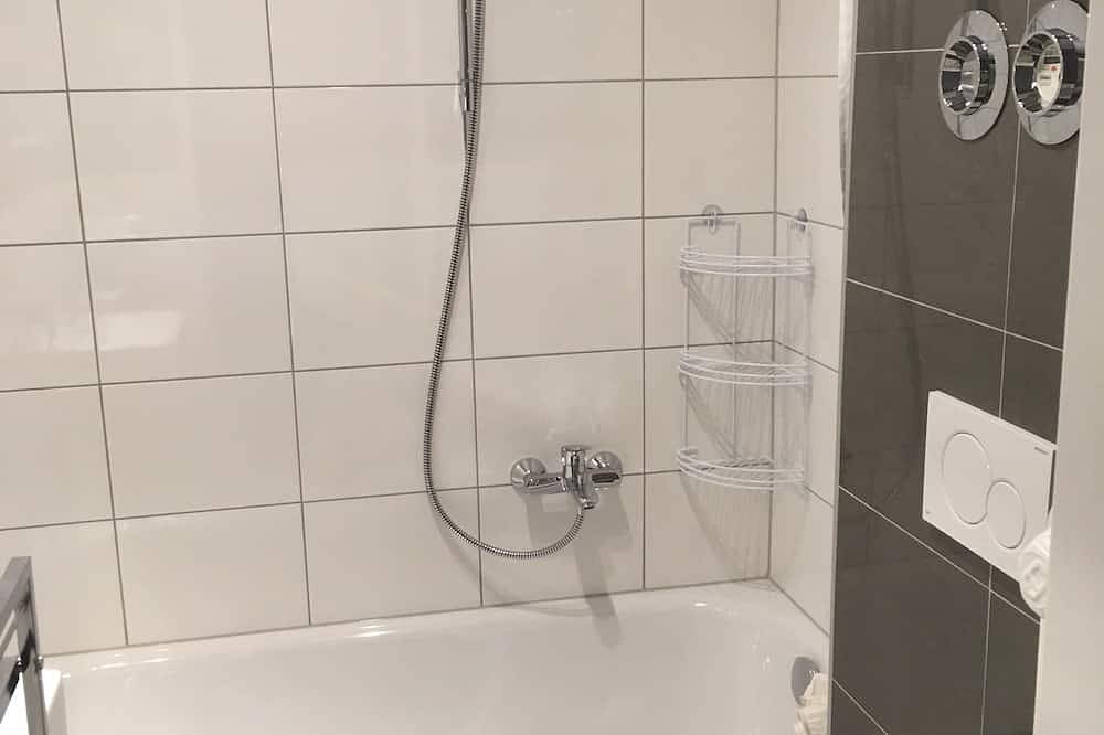 Ganze Wohnung, Top apartment - perfect location - 1.7 km to the city, 300 m bus, Saarufer, underground car park in Saarbrücken, Saargau