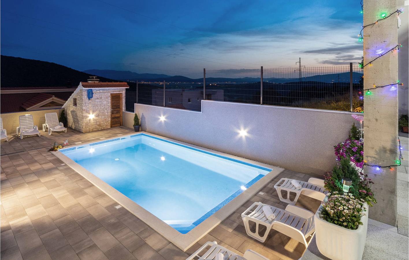 Geräumige 2-Zimmer-Wohnung mit Pool, Terrasse und WLAN in der Nähe des Flusses Ruda in Dalmatinisches Zagora