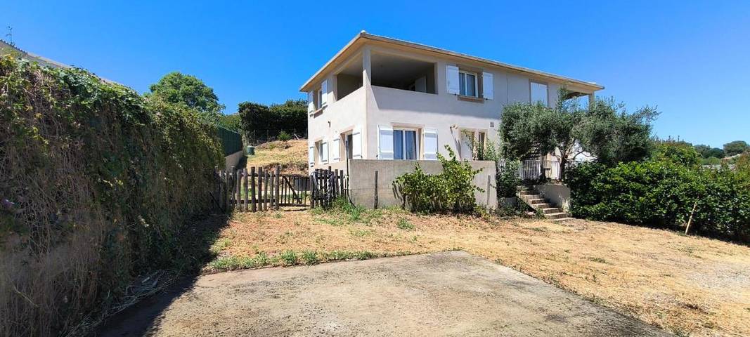 Location de vacances pour 6 personnes, avec Balcon et Terrasse ainsi que Jardin et Vue à Castellare-di-Casinca