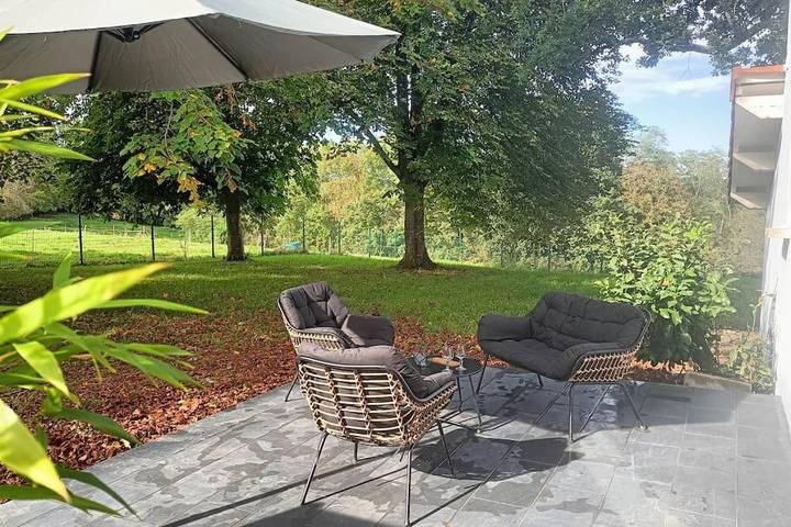 Location de vacances pour 4 personnes, avec Terrasse ainsi que Jardin et Vue à Nestier