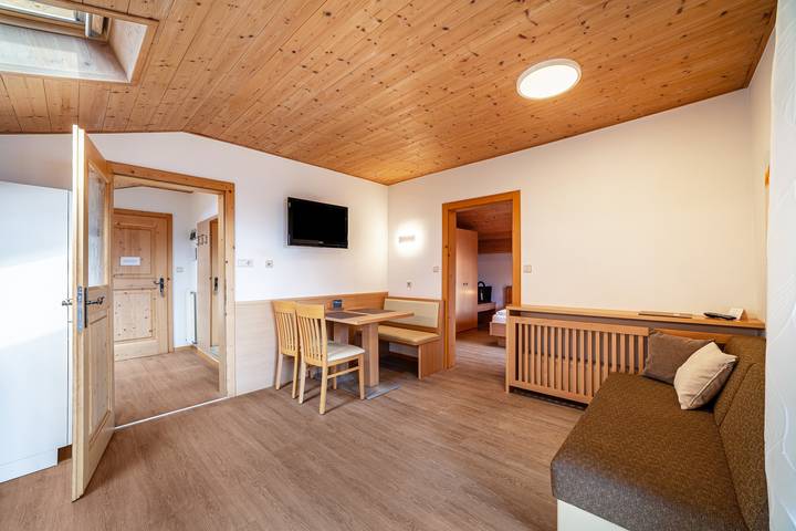 Appartamento intero, Appartamento vacanze 'Rasnerhof Panorama' con vista sulle montagne, balcone e Wi-Fi in Oberplars, Lagundo