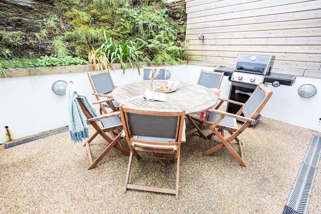Beach Lovers Paradise in Portreath - With Sea Views & Log Burner just 100m from beach in Portreath, Cornwall