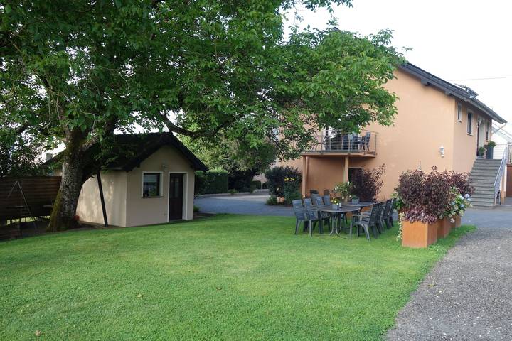 Ferienwohnung für 10 Personen, mit Sauna und Balkon sowie Garten in Nimshuscheid
