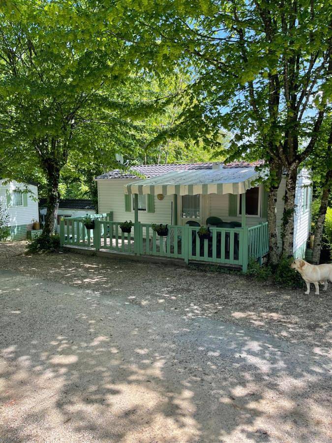 Camping voor 6 personen, with tuin and zwembad as well as kinderzwembad in Sarlat-la-Canéda