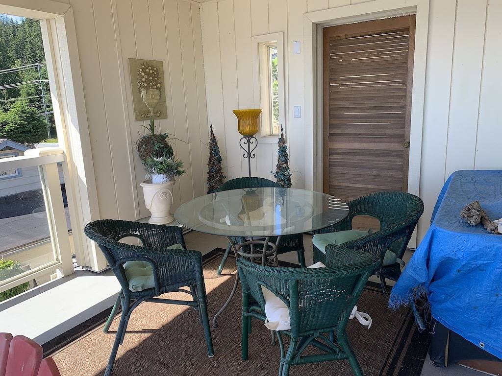 Wert für Low Banküber Walk on Waterfront at'The Devine Side ' in Sechelt, Sunshine Coast Regional District