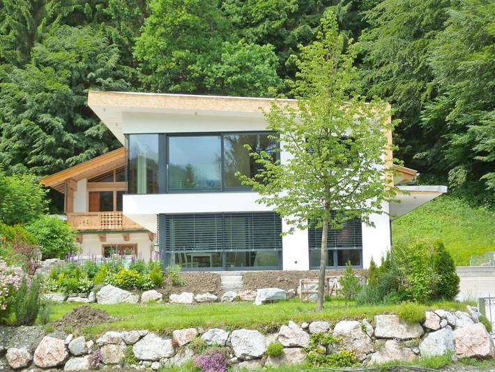 Ferienwohnung für 6 Personen, mit Terrasse und Garten sowie Ausblick in Oberndorf in Tirol
