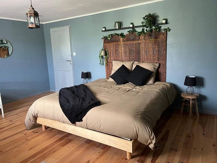 Location de vacances pour 3 personnes, avec jardin et piscine ainsi que vue et terrasse à Cazalrenoux