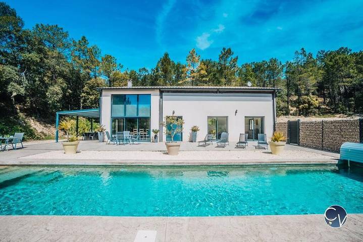 Villa pour 8 personnes, avec piscine ainsi que jardin et vue