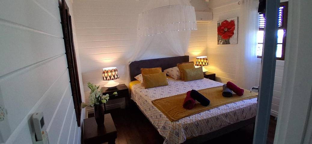 Location de vacances pour 5 personnes, avec piscine et jardin ainsi que sauna et vue dans Plage de Petite Anse - 3