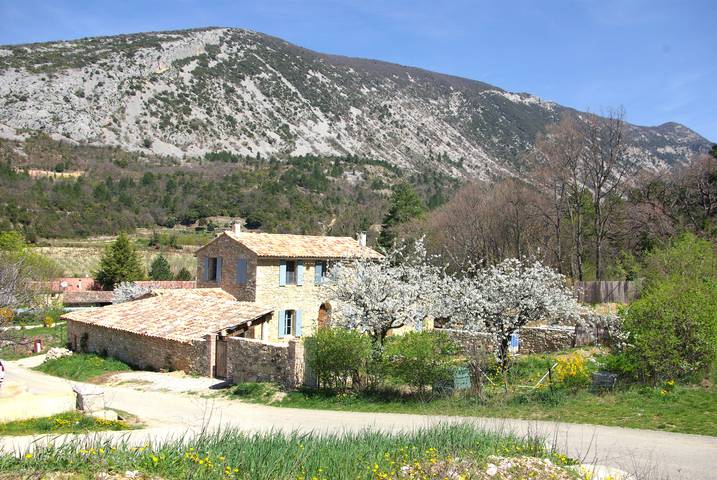 Gîte pour 8 personnes, avec Piscine à Beaumont-du-Ventoux